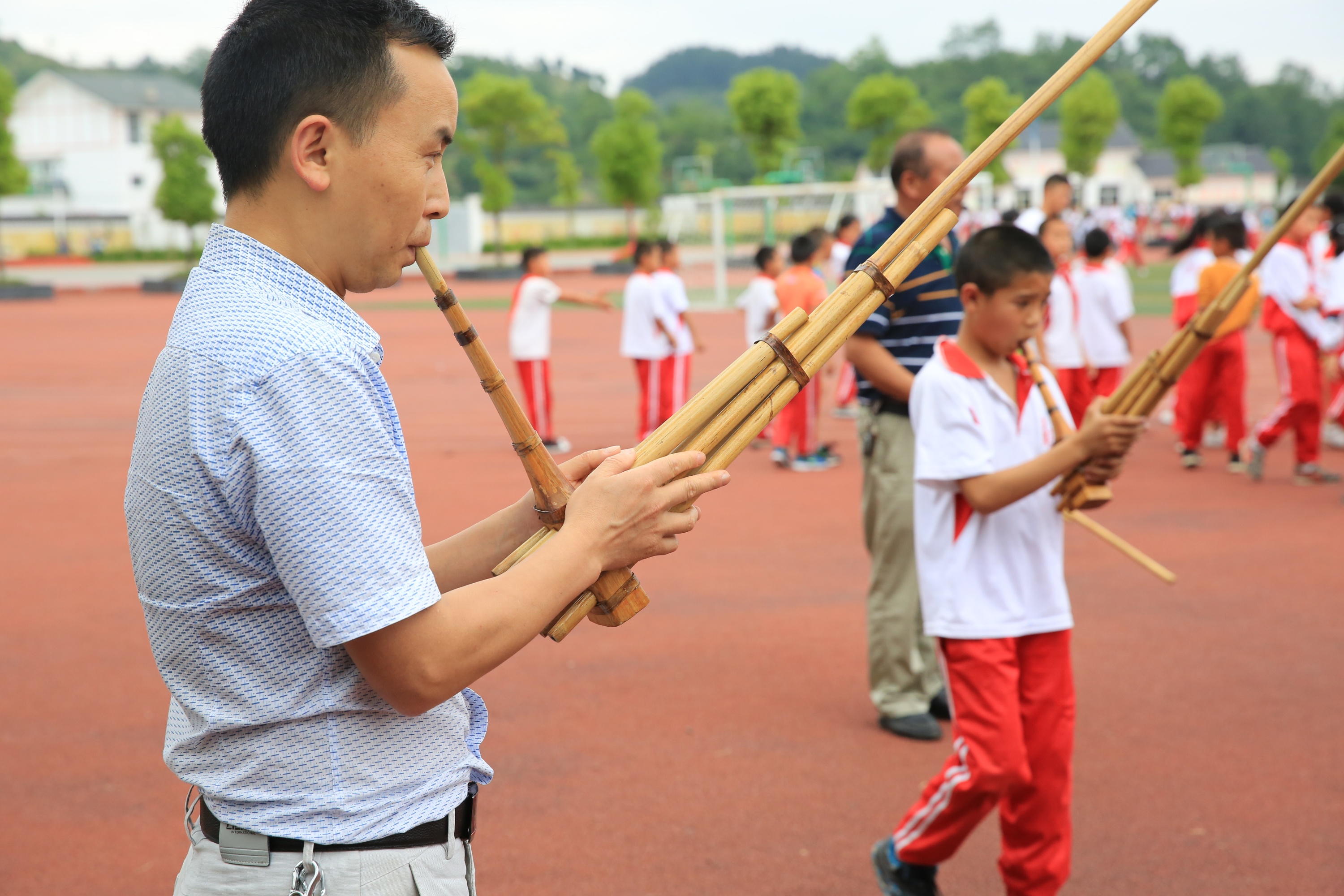 吴辉林在花溪区青岩中心完小教授芦笙吹奏.JPG